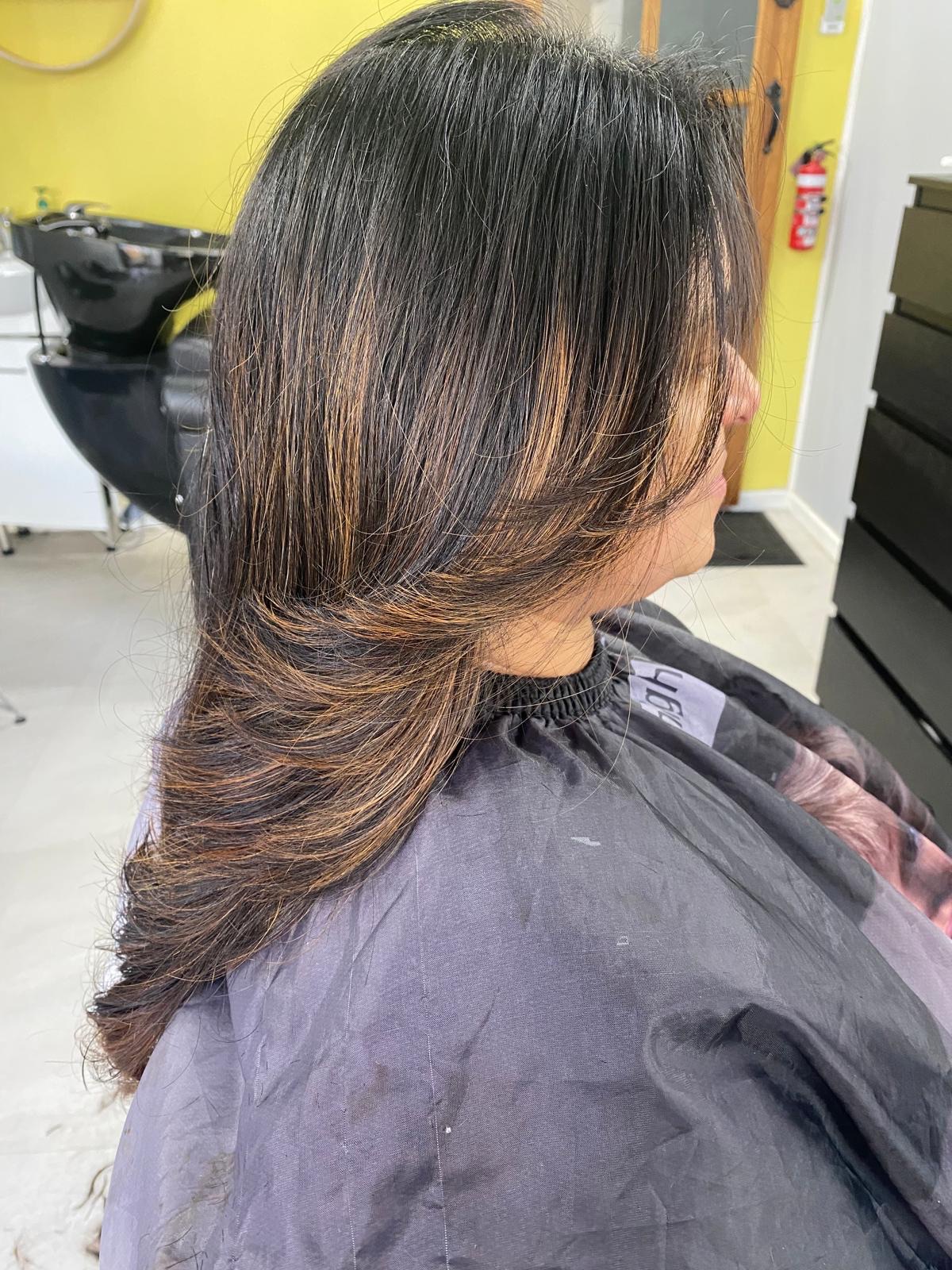 A layered cut that dances around the shoulders, this dark brown with lighter highlights sits naturally and lightens the face — easy, everyday style 🌸