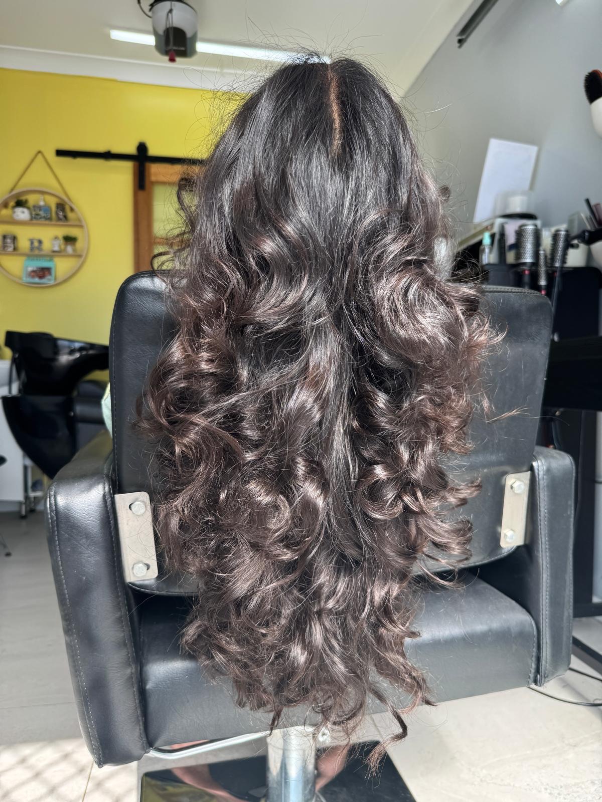 Long layers with loose curls 🌸 Ideal for a casual evening out
