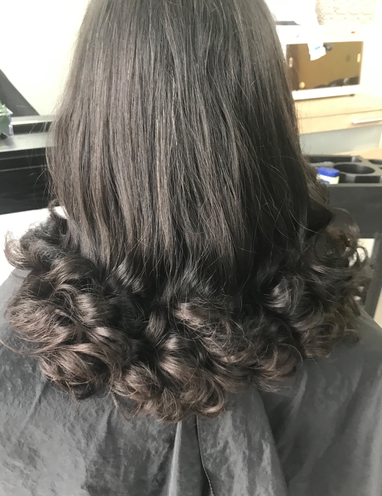 Long hair with layered curls at the nape 🌸 Ideal for a formal event