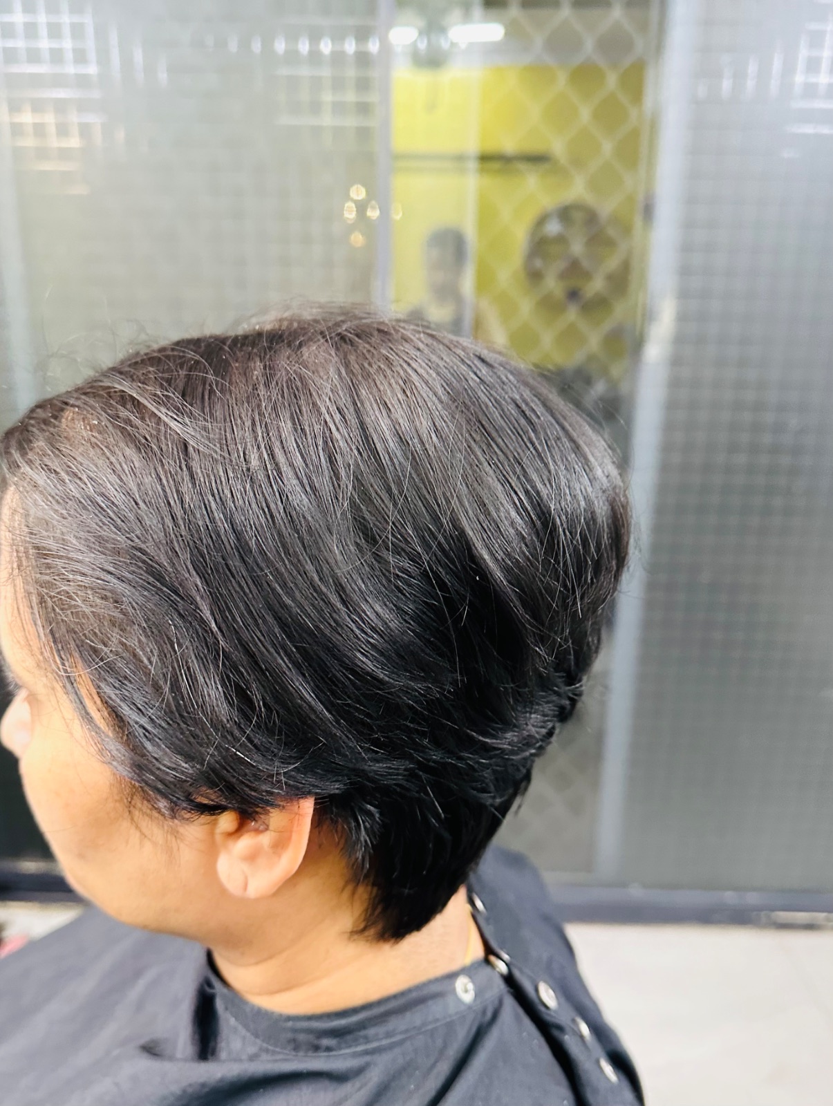 Sleek and smooth, this cut falls beautifully whether styled or natural, moving with you all day long 🍃