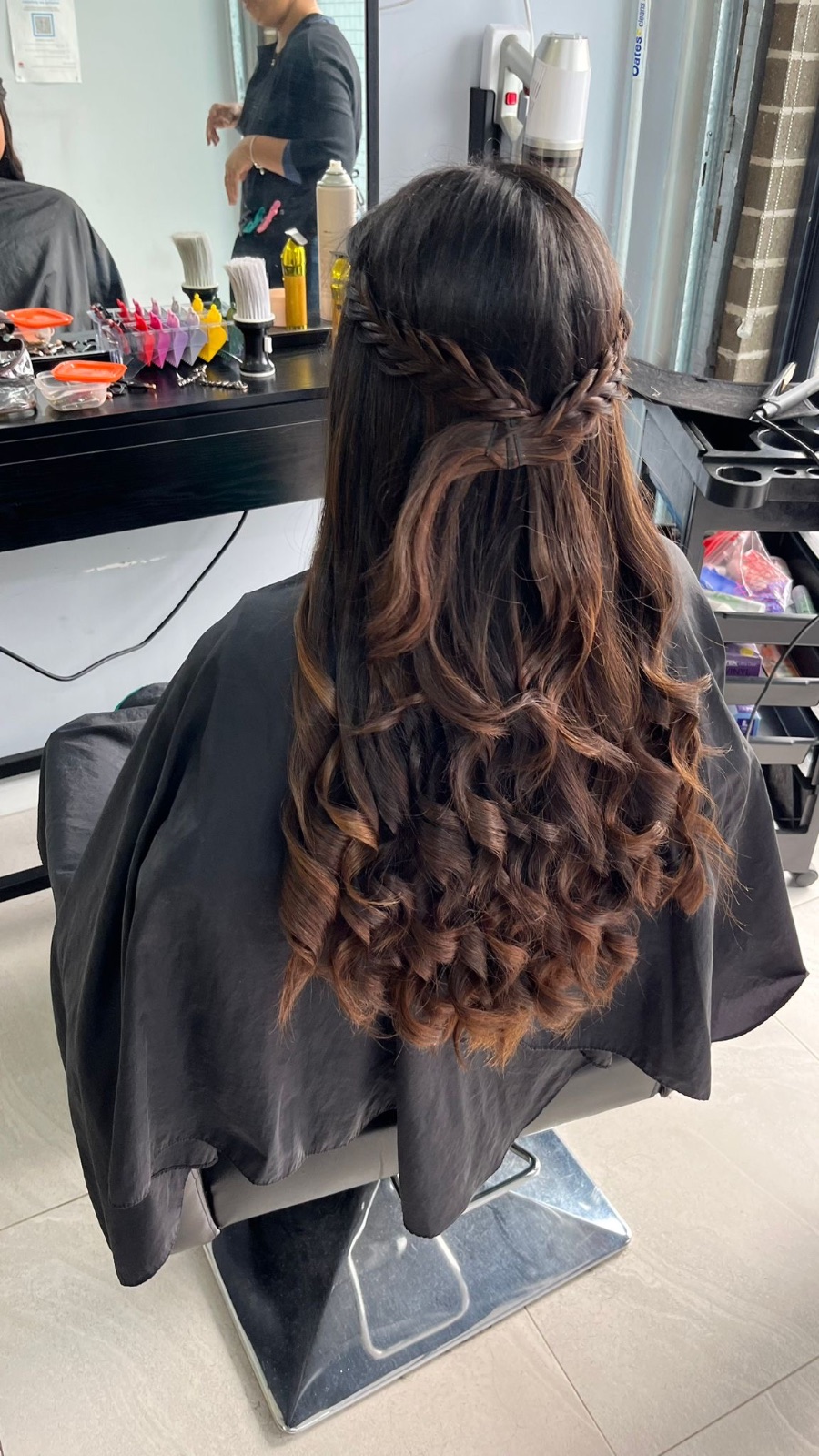 This natural waist length falls beautifully, retaining easy movement. Day to day, it's low maintenance and always ready to go ✨