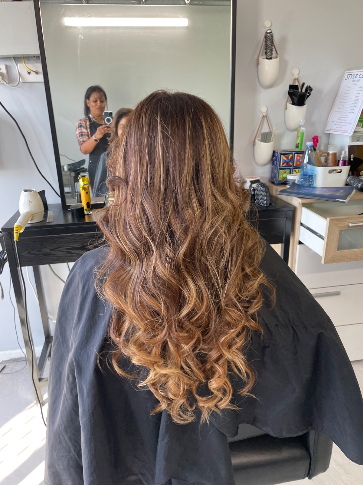 Long wavy layers with caramel highlights 🌞 Ideal for a casual day out